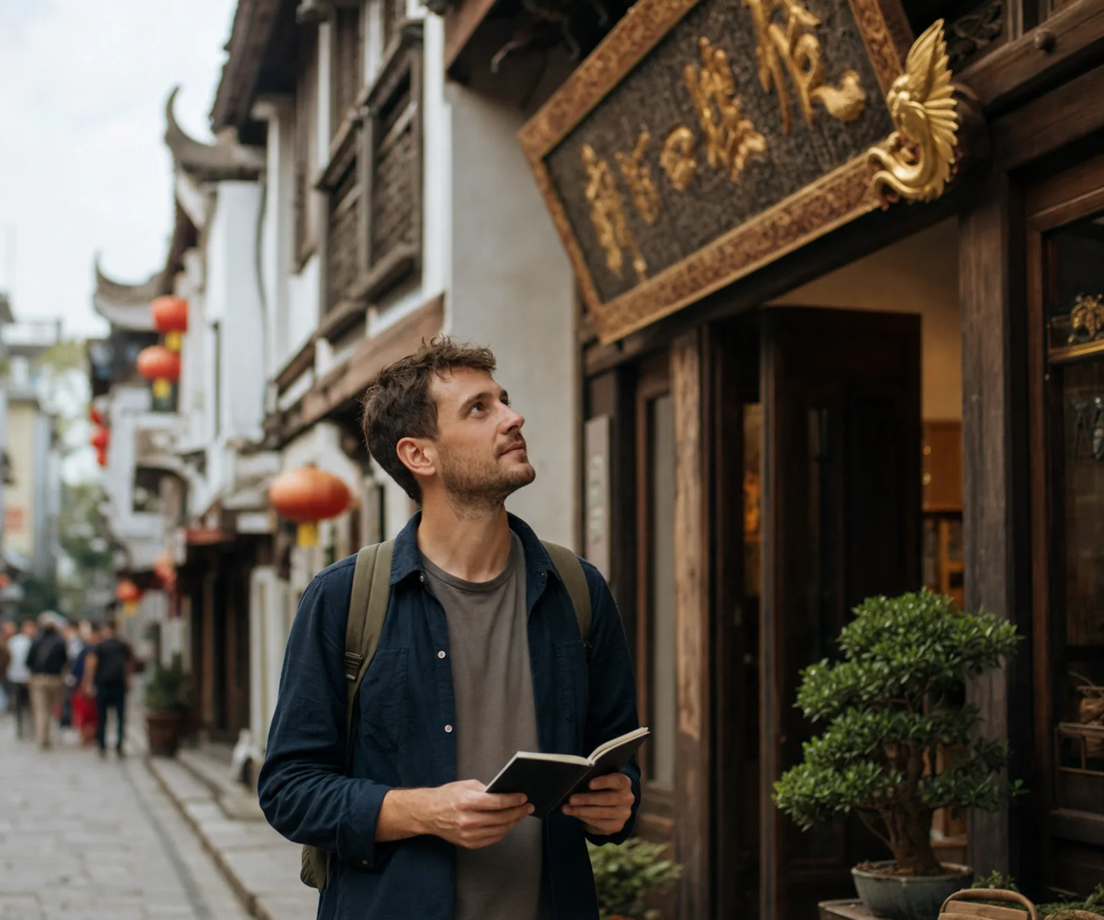 il viaggiatore, taccuino aperto, decifra l’insegna di legno intagliato e dorato di una vecchia bottega di via Paifang, a Chaozhou